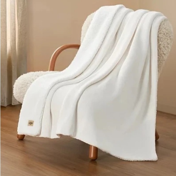 UGG Avery Reversible Sherpa Throw 50” x 70” Color Snow NEW!